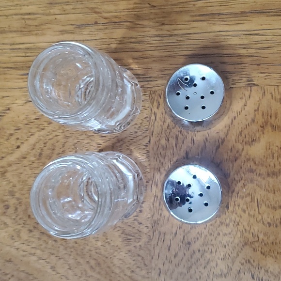 3/$25๐ Anchor Hocking Gerogian Salt & Pepper Shakers ๐ง - Picture 5 of 5
